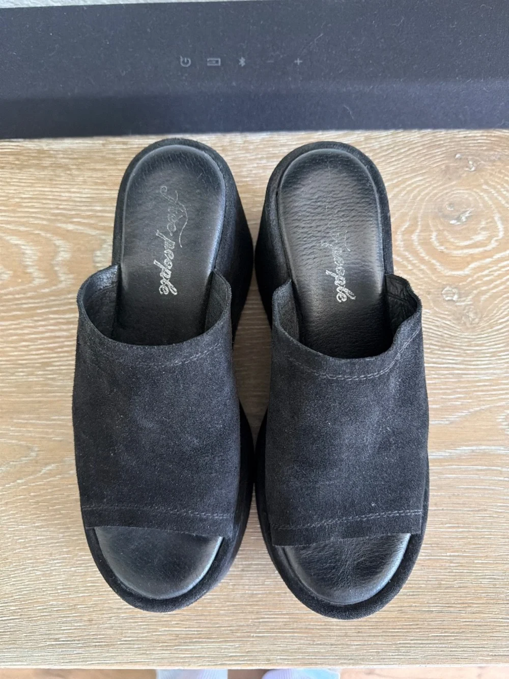 Free People platform slides size 9